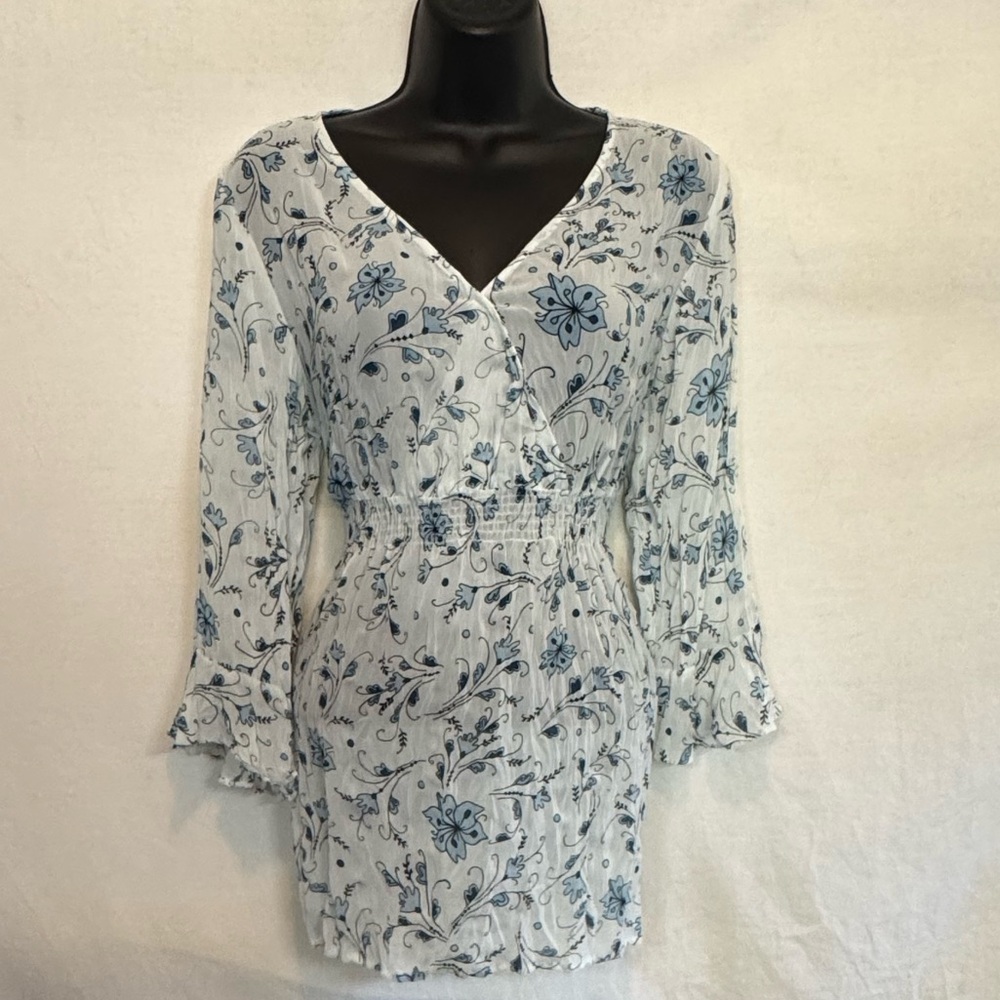 A-11 Violet‎ and Claire Blue & White Floral 3/4 Sleeve Blouse Size M